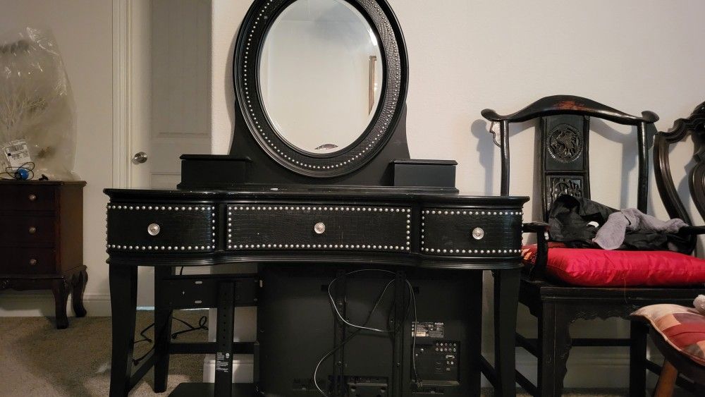 Sofia Vengara Plug in Vanity for Sale in Saginaw, TX OfferUp