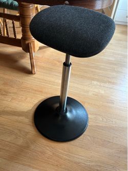 Ergonomic commercial grade tiltable standing support stool