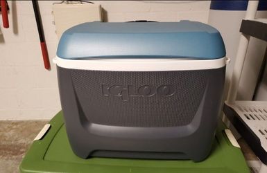 Igloo Cooler with Wheels Handle LIKE NEW