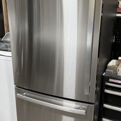NEW Bottom-Freezer Refrigerator w/ICE MAKER