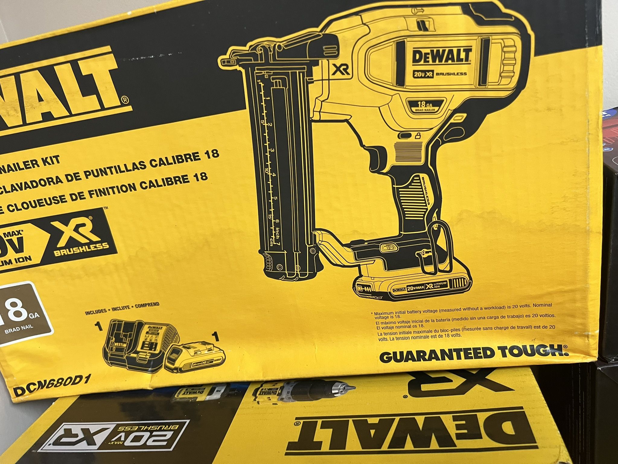 DEWALT 20V 18 GAUGE CORDLESS BRAD NAILER KIT