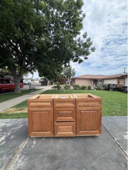 Bathroom vanity like new 360 free delivery