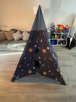 Free Tent. Pick up in NMB 33160