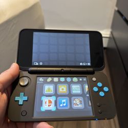 Nintendo 2DS Xl Handheld Console Black & Turquoise. 