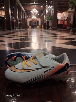 Soccer cleats us size 10.5c