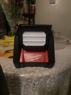 Milwaukee Flash Light