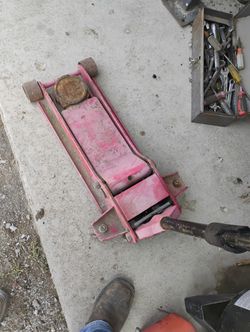 Vendo Gatos Para Levantar Carros Trocas Y Todo Lo Que Quieras Levantar Son Gatos Grandes Como De Dos O Tres Toneladas No Sé En Buenas Condiciones