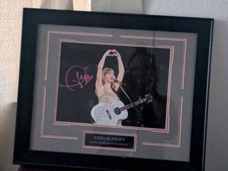 Taylor Swift authentic autographed  picture