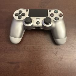 PS4 Controller Great Condition 10 Dollars .