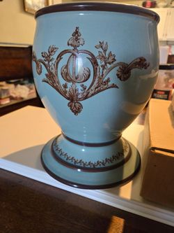 Hand painted victorian mint color vase/ Jarron color menta pintado a mano