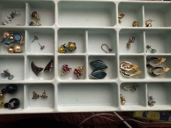 Vintage Jewelry box with jewelry in it!