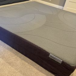 Like New Purple Restore Plus Hybrid King Mattress