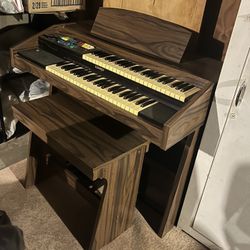 Electric Lowrey Paino 