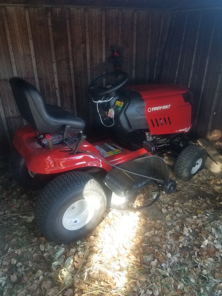 TROY BILT BRONCO 42 in. 19 HP BRIGGS & STRATTON AUTOMATIC DRIVE GAS RIDING LAWN TRACTOR WITH MOW IN REVERSE