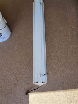 Plug-in fluorescent shop light