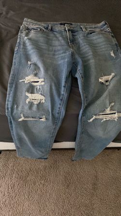 Light Wash Distressed Ripped Jeans