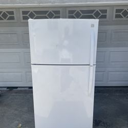 Delivery Available / Kenmore Medium Size Refrigerator Fridge Top Freezer 