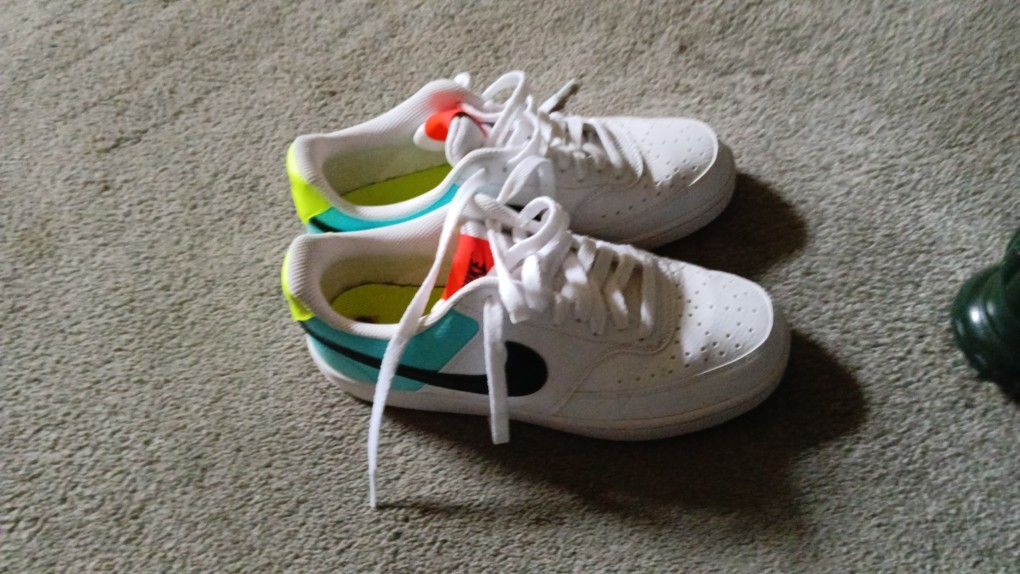 Woman's Size 9 Nike