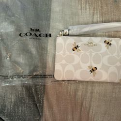 Brand New Coach Bee Signature Wristlet 