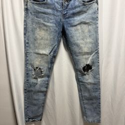 Distressed Light Wash Skinny Jeans - Ripped Knees