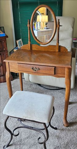 Makeup vanity w/chair