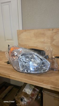 HYUNDAI ACCENT Right Side Headlight Assembly 2007-2011