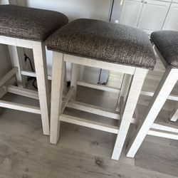 Small Table With 3 Stool Seats 