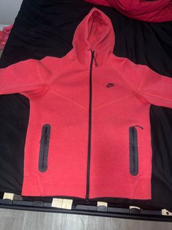 Medium red Nike tech