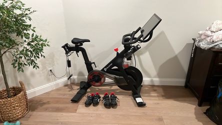 Title: Peloton Bike – 3rd Gen – Shoes, Weights & Bottles