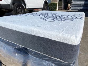 Queen Bamboo Hybrid Cool Gel Memory Foam Mattress!!