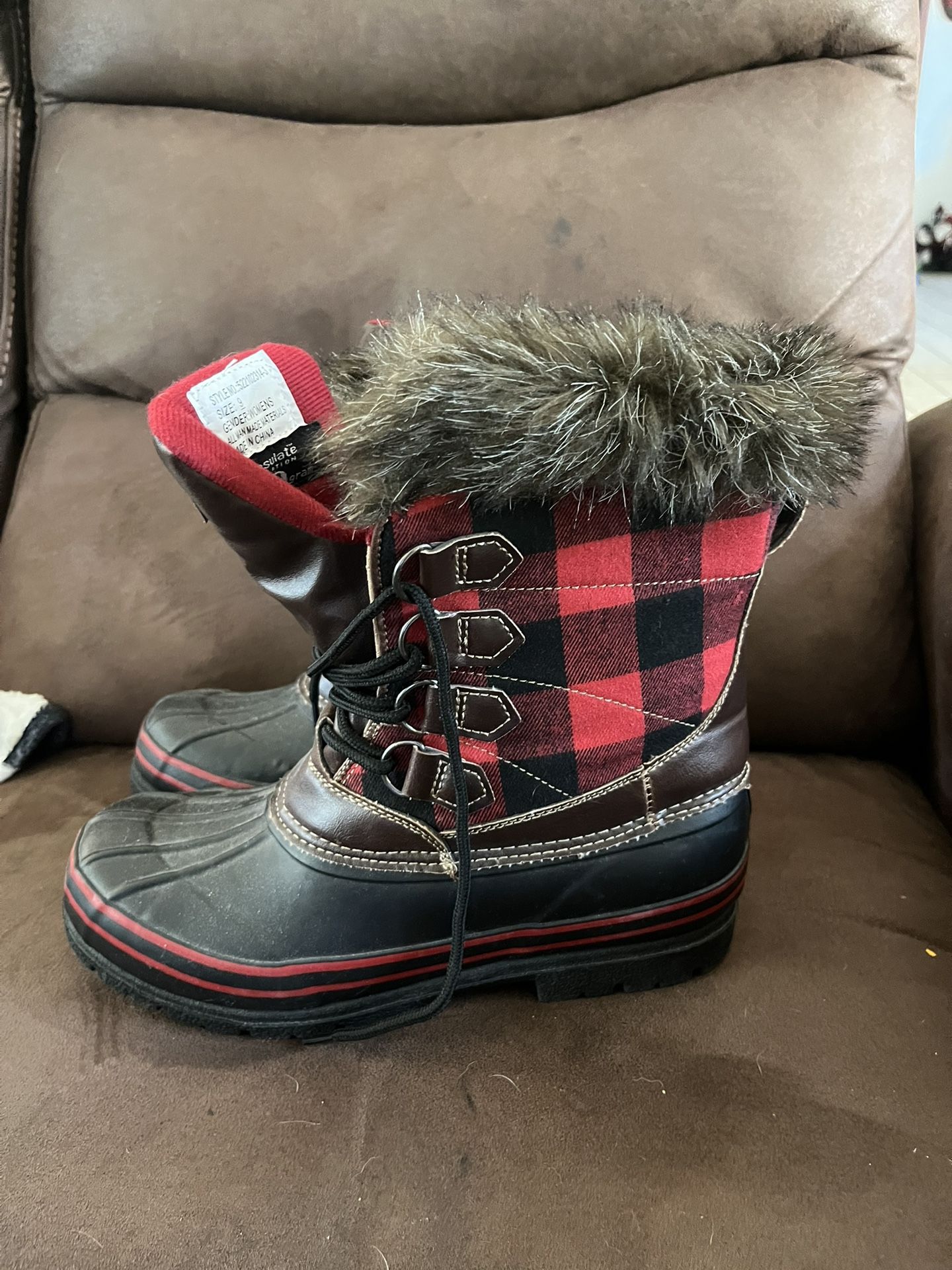 Women’s snow boots Size 9