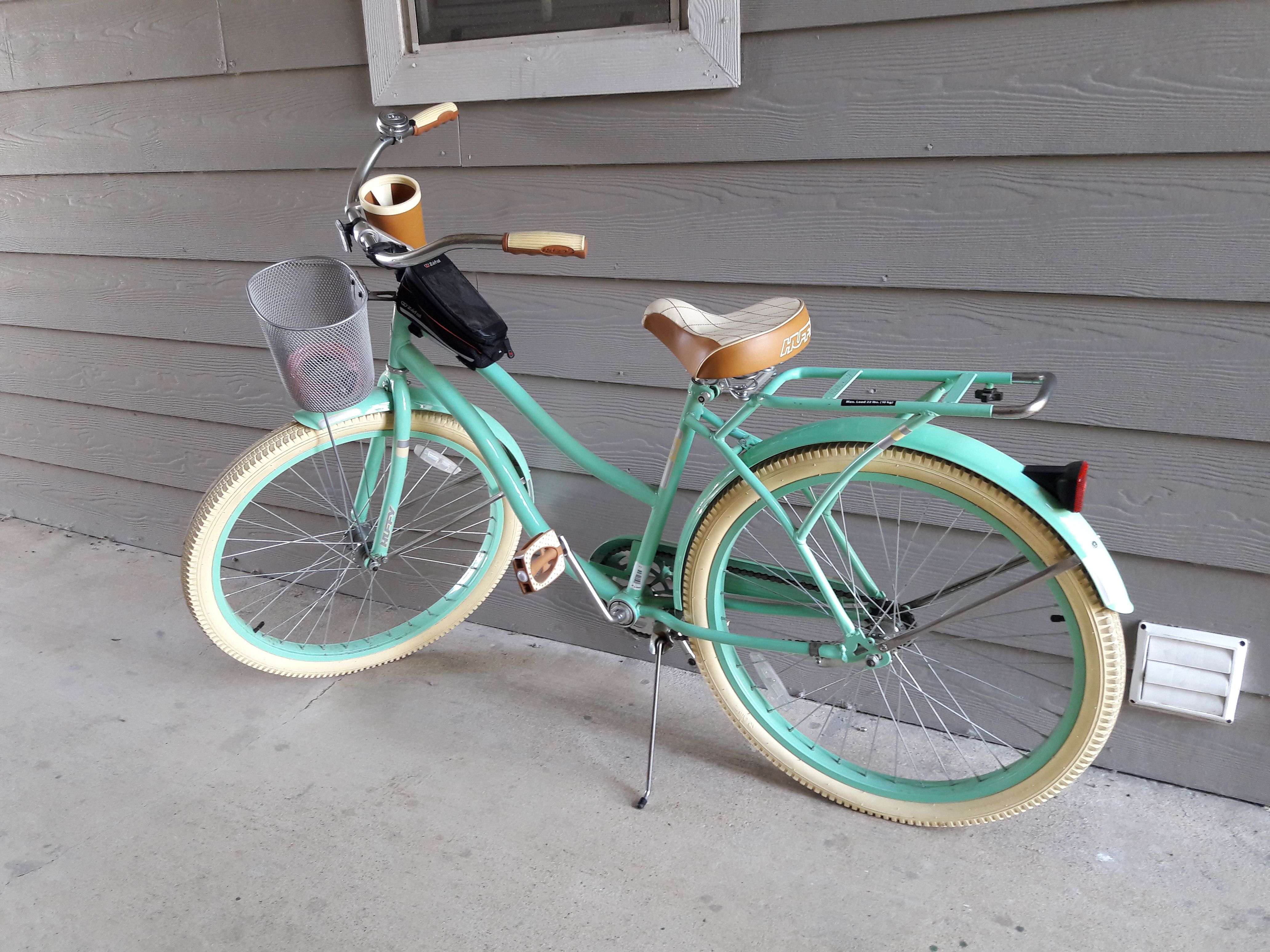 Huffy Deluxe rarely used. Has bell, cup holder, cell phone holder, lock, pump.