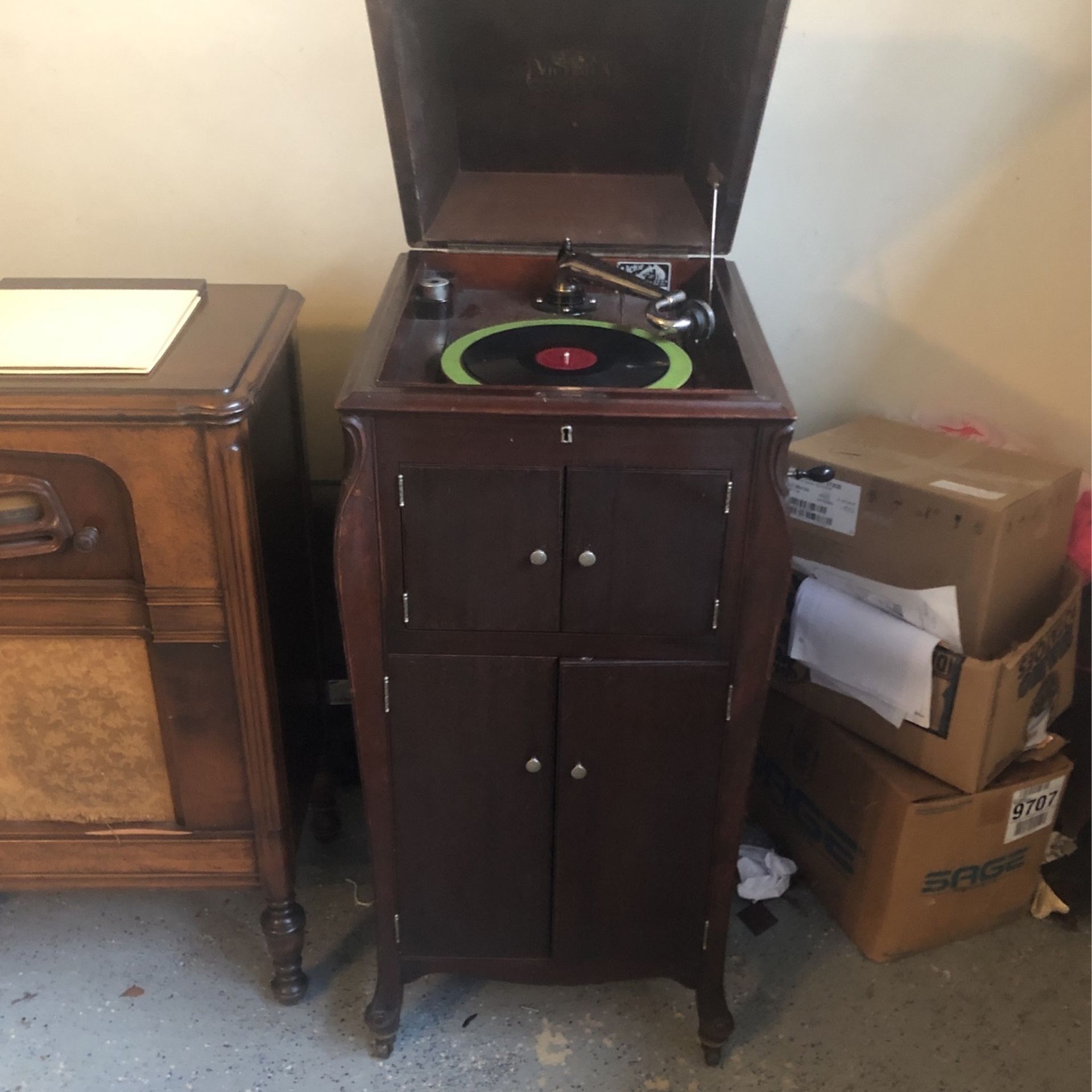 Wow Wonderful Antique RCA Record Player