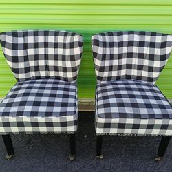 2 Country Style Arm Chairs with Nailhead Trim & Free Rug