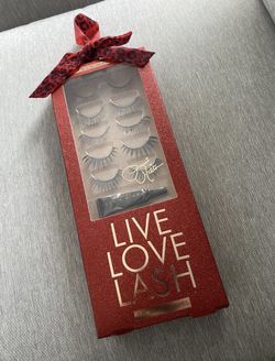 PARIS HILTON LIVE LOVE LASH 5 PAIRS OF EYELASHES WITH GLUE NEW IN BOX