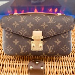 LOUIS VUITTON East West Métis 