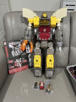 Transformers titan class omega supreme