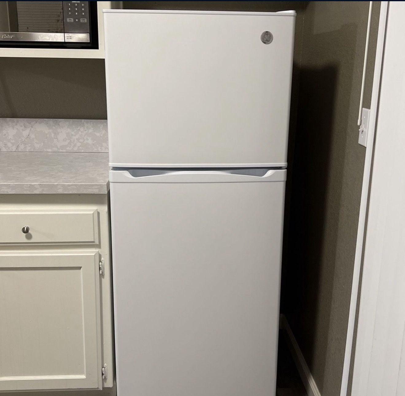 GE 11.6 cu. ft. Top-Freezer Refrigerator