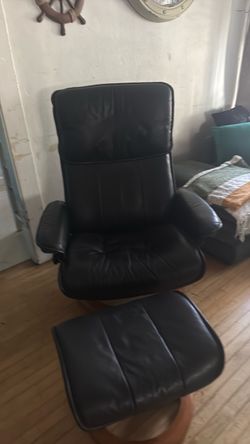 Leather lounge chair
