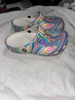 Size 7 W crocs