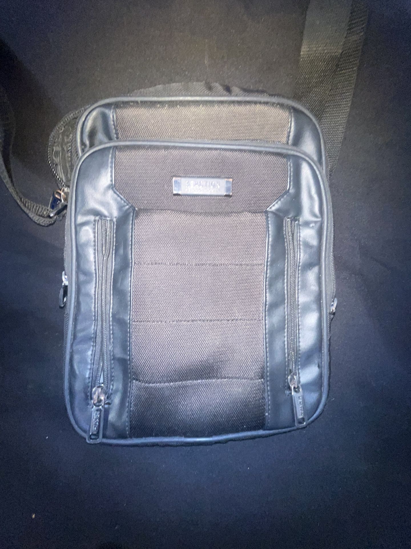 KENNETH COLE CROSS BODY BAG