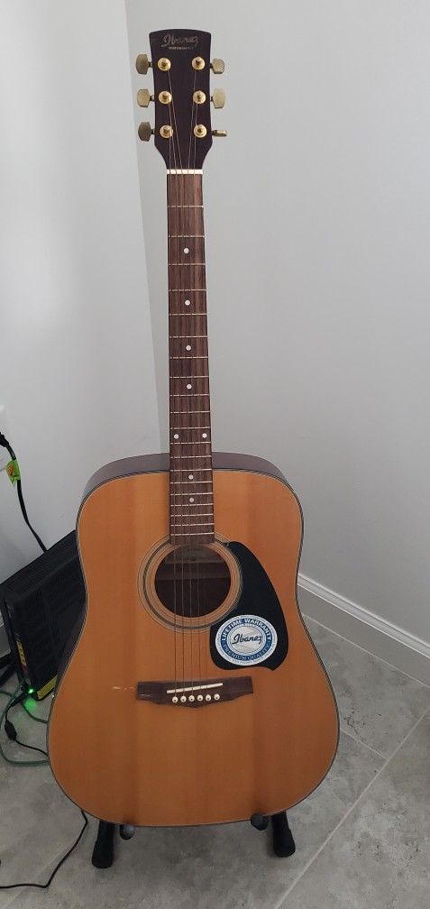 Acoustic Guitar. 1 String Missing