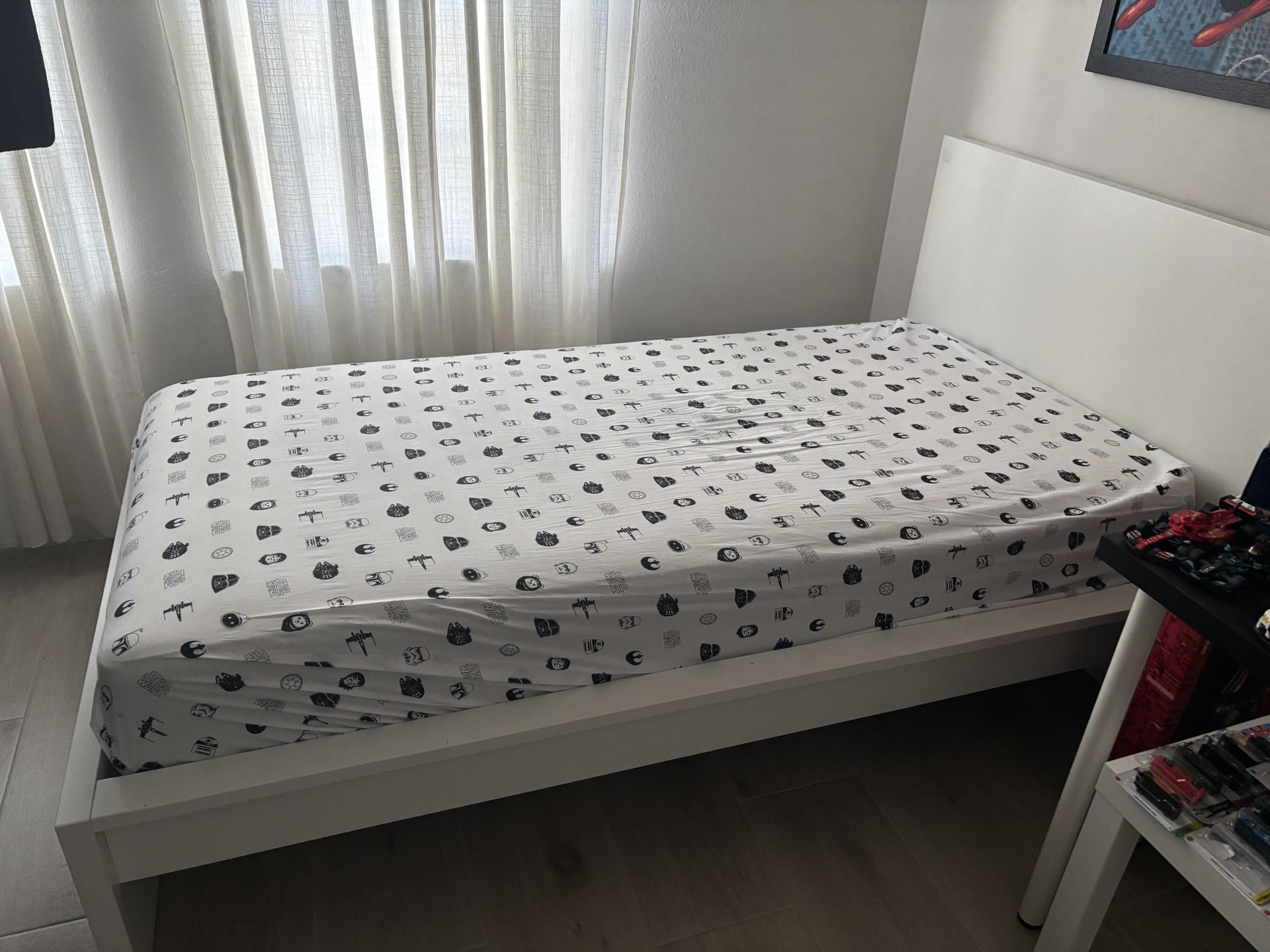 Kids Bed with Mattress – Excellent Condition!