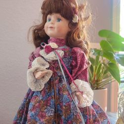 Vintage House Lloyd AMBER LYNN Musical Porcelain Doll 4 Melodies 1994
