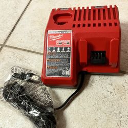 Milwaukee M12 and M18 Multi-Voltage Charger