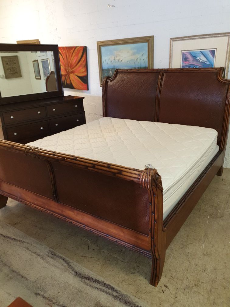 King size bedroom set solid wood in excellent condition