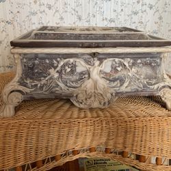 Small musical jewelry box