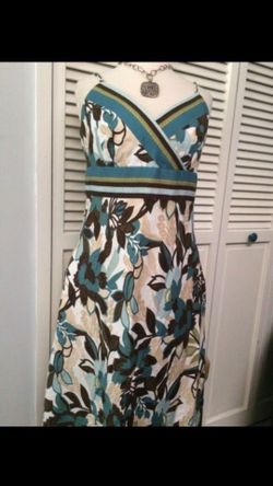 Anne Taylor Petites sun dress with spaghetti straps and zip back. Teal green dark brown white beige sage green floral pattern. very stylish dress. Ju