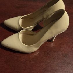 Classic Women's Cream Pointed-Toe Heels Size 8.5