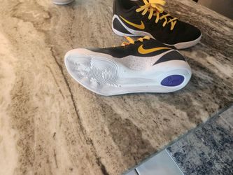 Nike Kobe Low-Top Basketball Sneakers